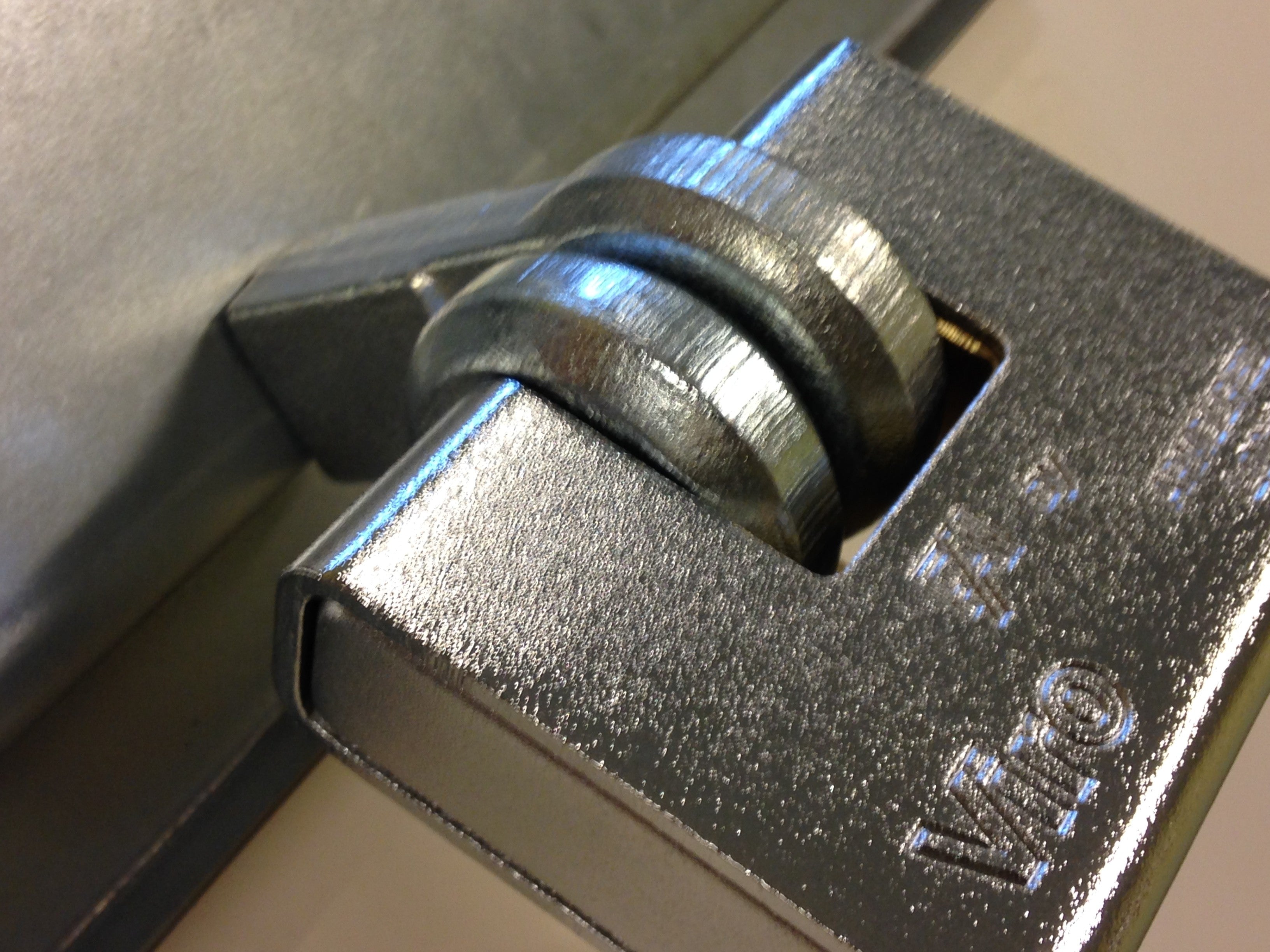 Porte Cadenas 695 Viro pour la fermeture des Rideaux Metalliques et Portes de Garage