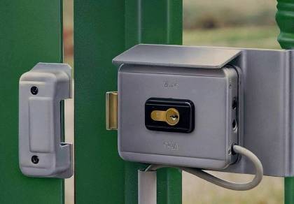 Serrure electrique VIRO V7928 V90 ouverture EXTERIEURE 12 volts CA, pour cylindre, avec gache